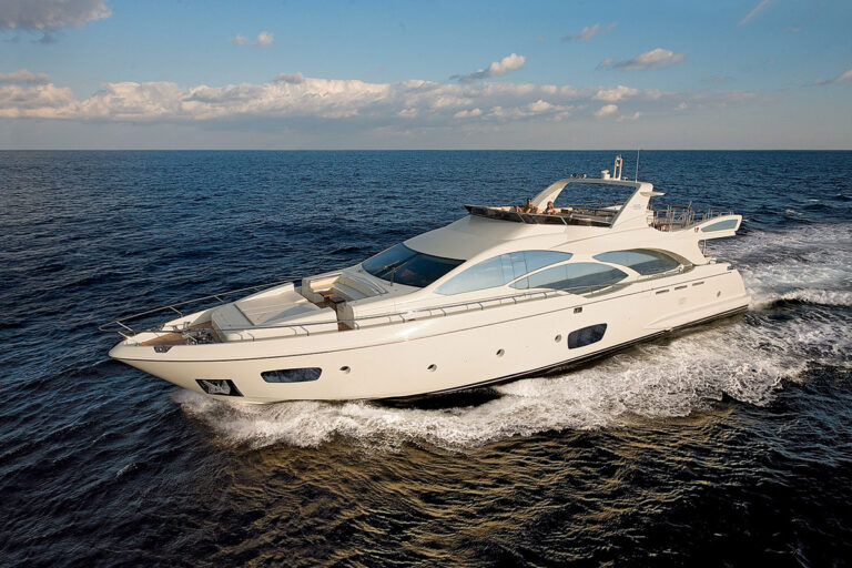 100' Azimut superyacht cruising at speed