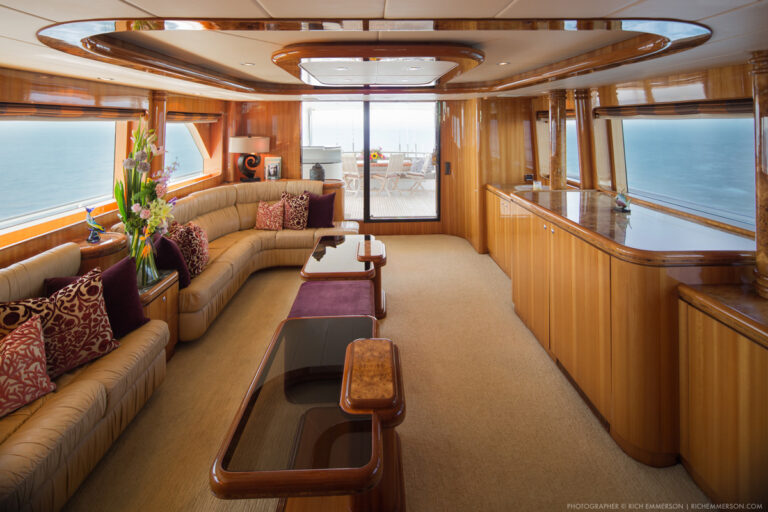 Main salon of the 90' Horizon